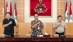 Prof. Salampak Salurkan Alat Penunjang Kerja ke Seluruh Unit Kerja