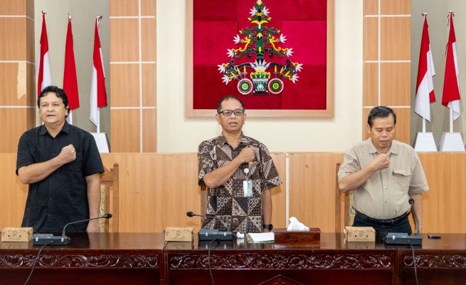 Prof. Salampak Salurkan Alat Penunjang Kerja ke Seluruh Unit Kerja