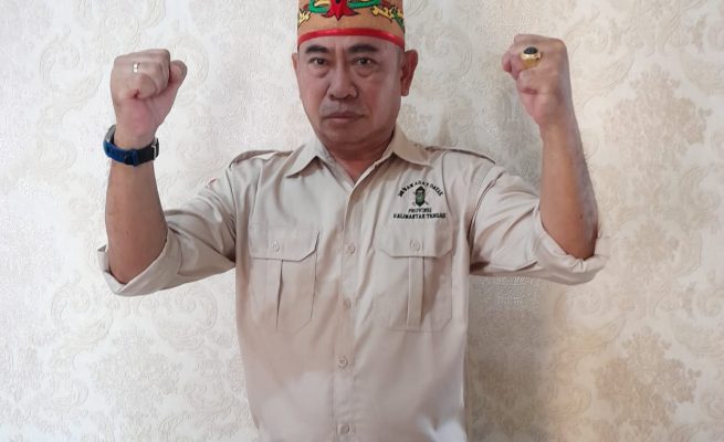 PWI PUSAT MENGGANJAR RIRIEN BINTI DENGAN KARTU PERS NUMBER ONE