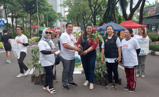 PWI Pusat Bagikan 10.000 Pohon Untuk Pengunjung SCBD Weekland