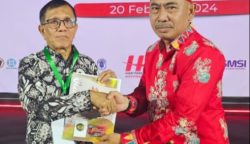 Ririen Binti Sangat Pantas Menerima Kartu Pers Nomor Satu