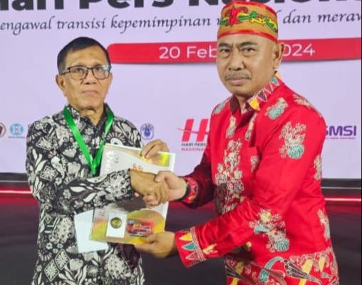 Ririen Binti Sangat Pantas Menerima Kartu Pers Nomor Satu
