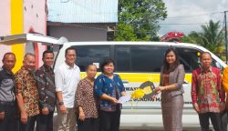Anggota DPRD Hibahkan Mobil Ambulans ke Gereja Bethel Indonesia Gunung Mas