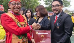 Hardiknas, 40 PNS UPR Terima Satya Lancana Karya Satya