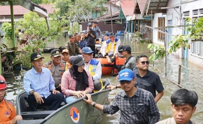 Pj Bupati Barut bersama Perwakilan Kementrian PUPR dan BWS Kalteng Tinjau Banjir 