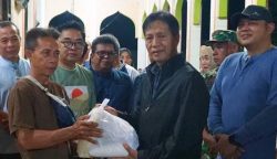 Pj Bupati Barut Serahkan Bantuan untuk Korban Banjir 