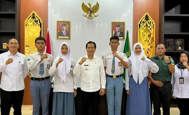 Pj Bupati Lepas Dua Pasangan Calon Paskibraka Perwakilan Barut Ikuti Seksi Ditingkat Provinsi