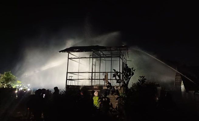 Rumah Panggung di Palangka Raya Ludes Terbakar