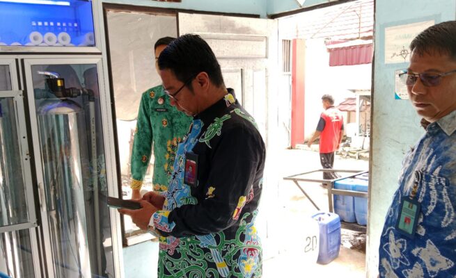 Pastikan Kualitas Terjaga, Kalapas Sampit Kontrol Mesin Air Minum Isi Ulang untuk Warga Binaan