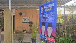 Diduga Langgar Aturan, APK Paslon Gubernur Kalteng Dipasang di Pohon Depan Kantor SCTV Palangka Raya