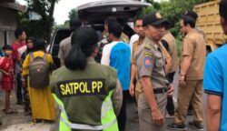 Tim Gabungan Evakuasi Warga Mengalami Gangguan Mental di Kelurahan Petuk Katimpun