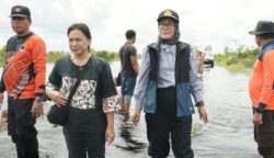 Pj Wali Kota Palangka Raya Tinjau Lokasi Banjir dan Serahkan Bantuan Sembako