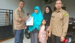 Disdukcapil Kota Palangka Raya Jemput Bola Serahkan Dokumen Kependudukan kepada Keluarga KPPS yang Meninggal Dunia