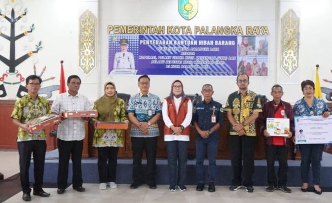 Pemkot Palangka Raya Serahkan Hibah Barang kepada Koperasi, IKM dan UKM