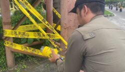 Satpol PP Palangka Raya Segel Lima Baliho Diduga Tak Berizin