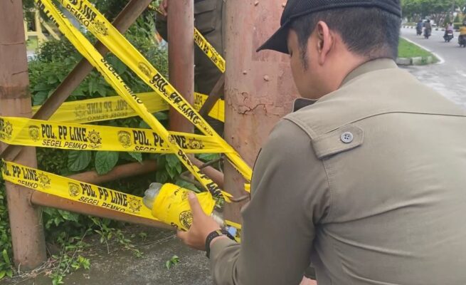 Satpol PP Palangka Raya Segel Lima Baliho Diduga Tak Berizin