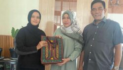 Disdik Kalteng Bertukar Cinderamata dengan Plt Sekda Aceh