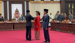 Kader PDIP Yohanes Freddy Ering dan Nyelong Simon Dilantik sebagai Anggota DPRD Kalteng