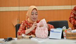 Tingkatkan Kreativitas, DWP Disdik Kalteng Gelar Workshop Pembuatan Chunky Bag