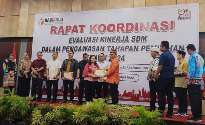 Kesbangpol Kalteng Terima Penghargaan atas Partisipasi dalam Pilkada 2024