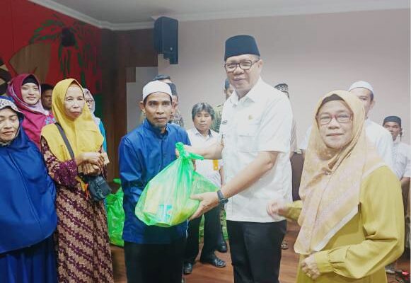 Sambut Ramadan, Majelis Taklim Assamkiyah Dislutkan Kalteng Bagikan 100 Paket Sembako