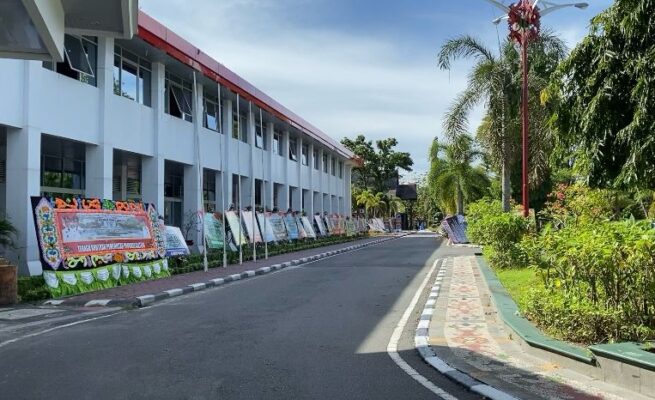 Papan Ucapan Selamat untuk Agustiar-Edy Penuhi Kantor Gubernur Kalteng