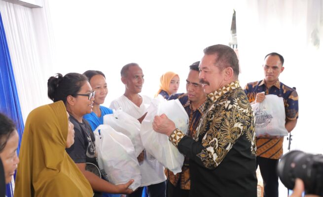 Jaksa Agung RI Salurkan 2.000 Paket Sembako untuk Warga Terdampak Banjir di Bekasi