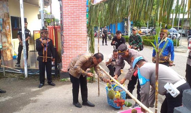 Kapolres Baru Barito Utara AKBP Singgih Febiyanto Disambut dengan Upacara Adat Potong Hompong