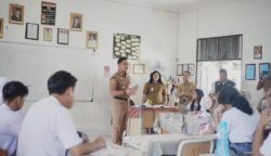 Plt Kadisdik Kalteng Tinjau Pembelajaran Hybrid Berbasis TV Interaktif di Dua SMA Palangka Raya