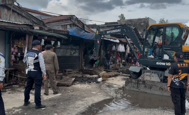 Pemkot Gerak Cepat Tertibkan Pasar Besar: PKL Ditindak, Drainase Dibersihkan