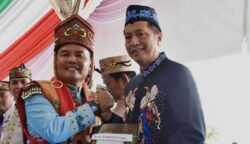 Gubernur Kalteng Agustiar saat menyerahkan SK pengesahan badan hukum Koperasi Desa/Kelurahan Merah Putih kepada Pj Bupati Barut Muhlis. (ist)