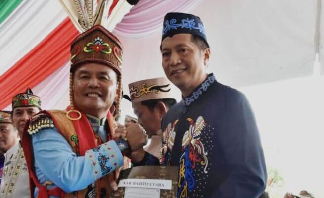 Gubernur Kalteng Agustiar saat menyerahkan SK pengesahan badan hukum Koperasi Desa/Kelurahan Merah Putih kepada Pj Bupati Barut Muhlis. (ist)