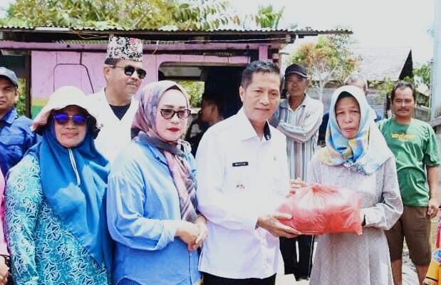 Pj Bupati Barito Utara Tinjau Lokasi Banjir dan Salurkan Bantuan di Dua Kecamatan