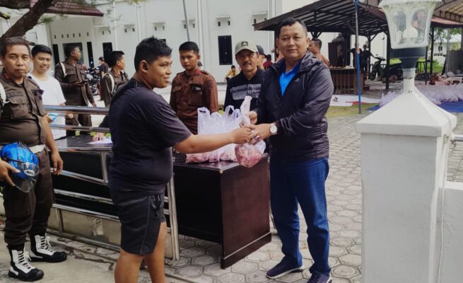 Peringati Iduladha 1446 H, Kejati Kalteng Sembelih 16 Hewan Kurban dan Bagikan 500 Paket Daging ke Warga