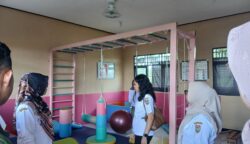 Tim Monev Tinjau Penggunaan Alat Okupasi di SKH Negeri 3 Sampit, Terapis Apresiasi Dukungan Pemprov Kalteng