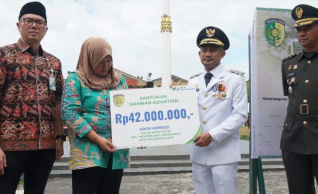 Wali Kota Palangka Raya Berikan Santunan untuk Petugas KPPS yang Gugur Saat Pemilu: “Pengorbanannya Tak Ternilai”