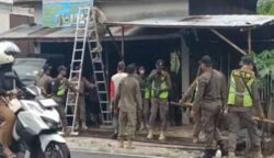 Satpol PP Palangka Raya Bongkar Bangunan di Atas Drainase