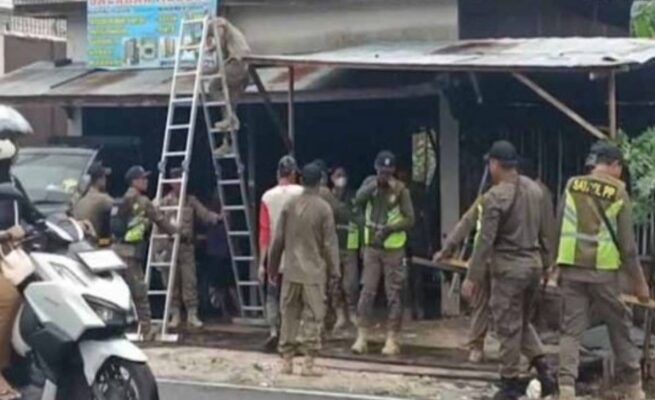 Satpol PP Palangka Raya Bongkar Bangunan di Atas Drainase