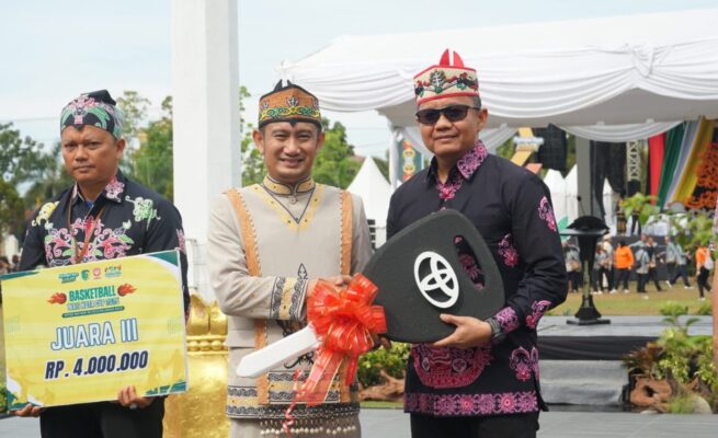 Wali Kota Fairid Naparin Serahkan Kendaraan Operasional untuk Densus 88