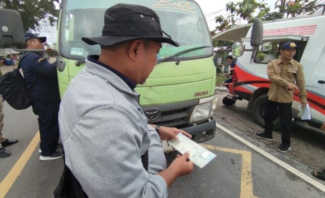DLH Kalteng Lakukan Uji Emisi Truk ODOL di Kotawaringin Barat, Cegah Polusi dan Lindungi Keselamatan Jalan
