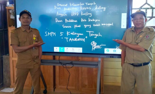 "Terimakasih Gubernur Kalimantan Tengah", Guru SMPN 5 Katingan Tengah Ungkap Rasa Syukur Lewat Papan Tulis Interaktif