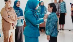 Pj Ketua TP PKK Barito Utara Lantik 11 Ketua PKK Desa di Lahei Barat