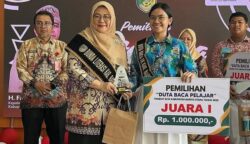 Ibu Pj Bupati Barito Utara Serahkan Hadiah Duta Baca SMA 2025