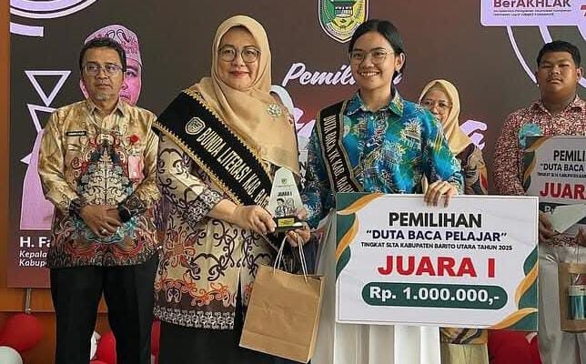 Ibu Pj Bupati Barito Utara Serahkan Hadiah Duta Baca SMA 2025
