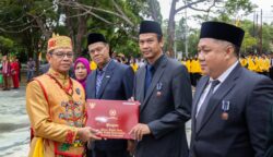 UPR Gelar Upacara HUT RI ke-80, 29 ASN Terima Satyalancana Karya Satya