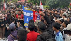 Sejumlah Pelajar Ikut Aksi Unjuk Rasa di Depan Polda Kalteng