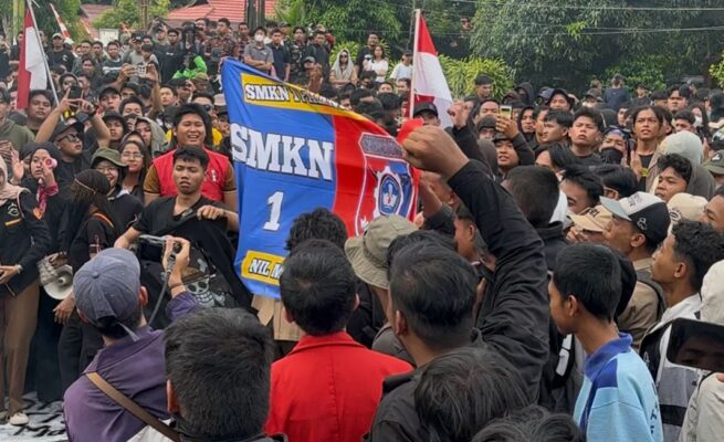Sejumlah Pelajar Ikut Aksi Unjuk Rasa di Depan Polda Kalteng