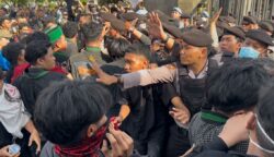 Demo Mahasiswa Cipayung Plus di Depan Polda Kalteng Sempat Ricuh