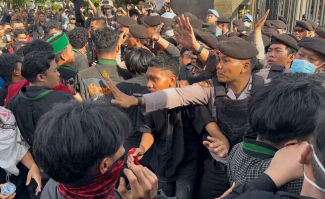 Demo Mahasiswa Cipayung Plus di Depan Polda Kalteng Sempat Ricuh