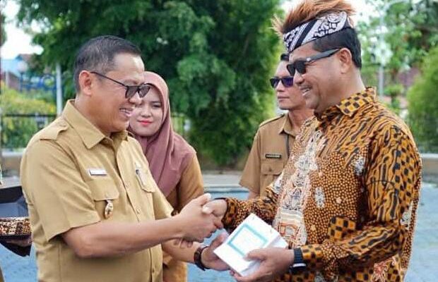 Pj Bupati Barito Utara Lepas 33 PNS Purna Tugas